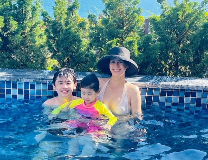 Nữ diễn viên khoe ảnh nóng bỏng khi mặc áo tắm.