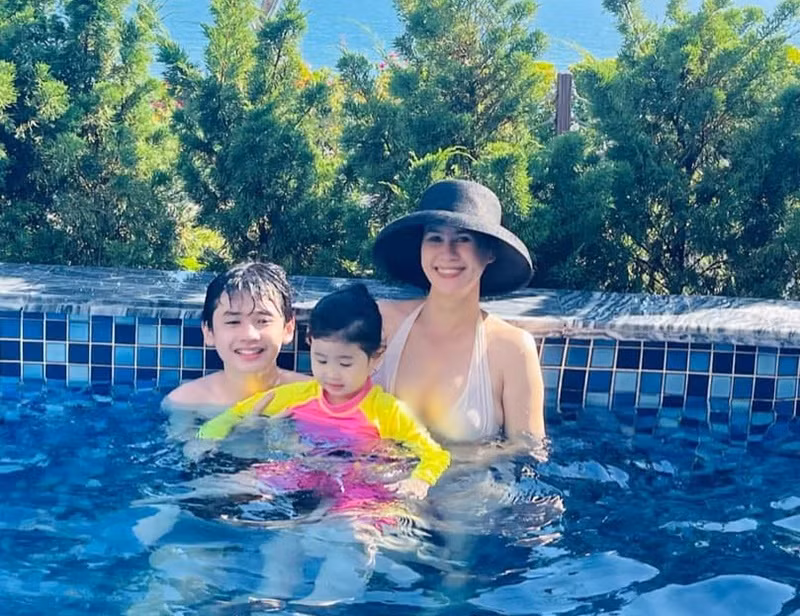 Nữ diễn viên khoe ảnh nóng bỏng khi mặc áo tắm.