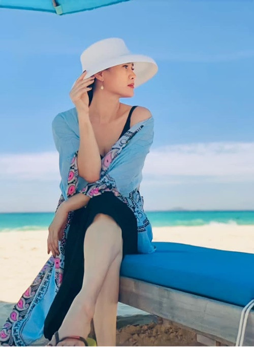 Thân Thúy Hà khoe vẻ nữ tính với váy áo thướt tha khi đi du lịch.