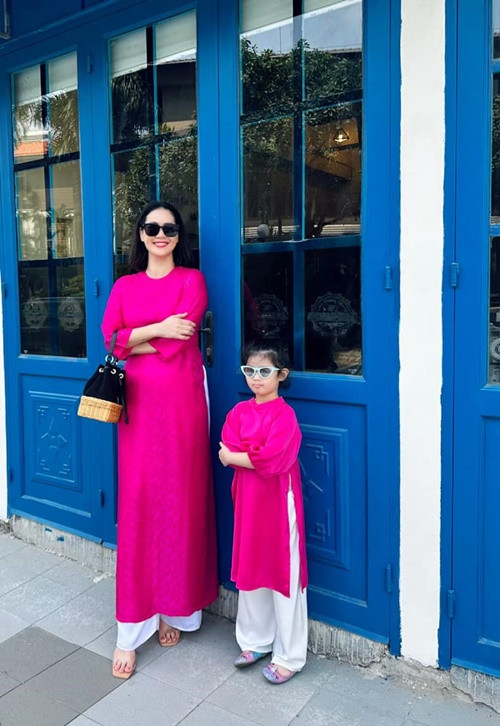 Thân Thúy Hà có con trai với người chồng cũ đầu tiên. Đến năm 2019, cô sinh con gái thứ hai nhưng giấu danh tính bố của con gái.