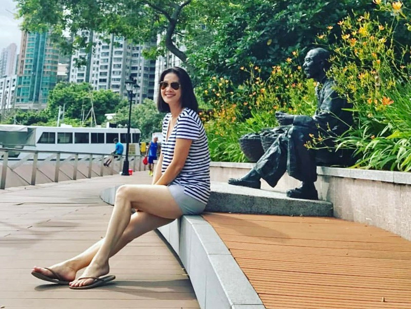 Cô thoải mái mặc đồ bộ khi ở nhà, trang phục năng động khi đi dạo.