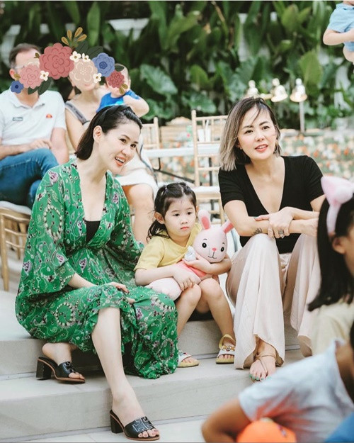 Rảnh rỗi, Thân Thúy Hà tụ tập cùng hội chị em thân thiết có Tăng Thanh Hà, Bùi Việt Hà, Thùy Trang.