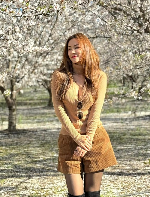 Maya dành nhiều thời gian cho bản thân. Cô đi du lịch khi rảnh rỗi.