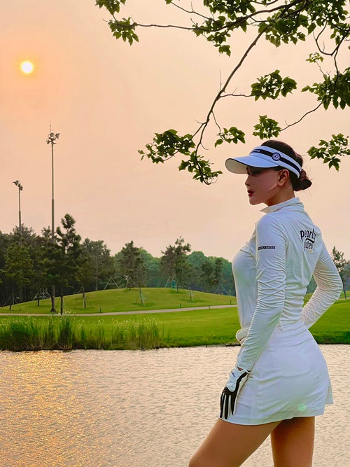 Nữ ca sĩ tập yoga, gym, đánh golf để giữ dáng.