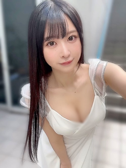 Naomi chuộng mặc gợi cảm ở đời thường.