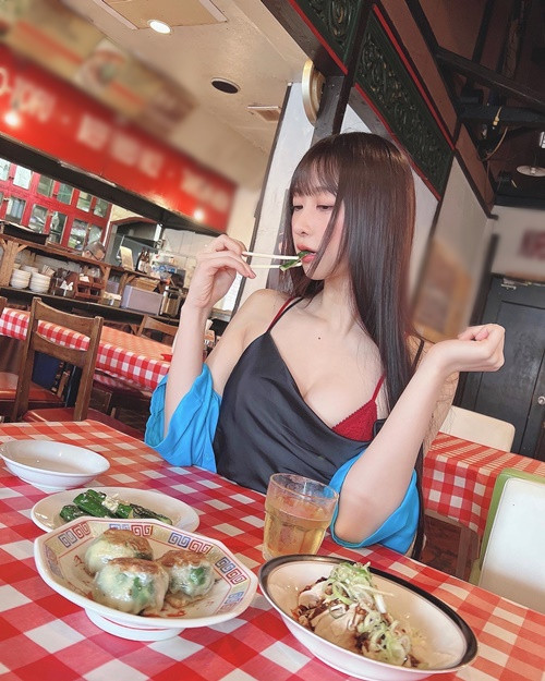 Naomi khá tài năng. Ngoài làm người mẫu, cô còn có khả năng diễn xuất, làm DJ, ca hát, nhảy múa.