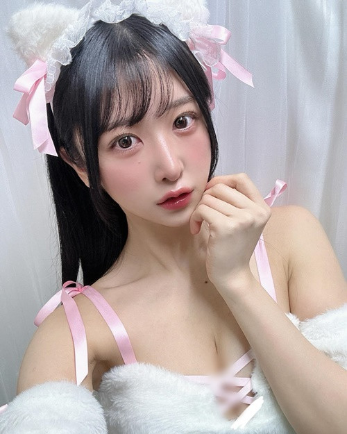 Người hâm mộ cho rằng việc Naomi ăn mặc thiếu vải, tạo dáng quyến rũ khi làm người mẫu chỉ mang tính chất công việc.