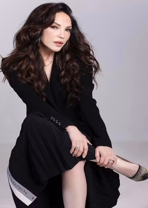 Nữ ca sĩ có mái tóc hoe vàng, mắt xanh, da trắng.