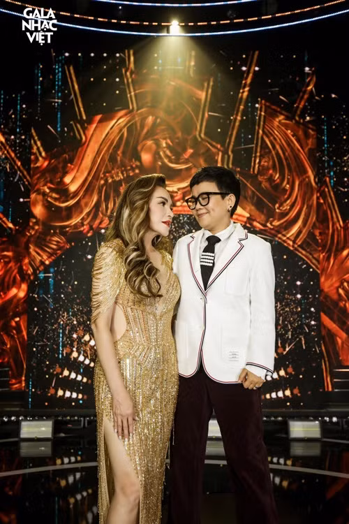 Phương Uyên hỗ trợ Thanh Hà ra sản phẩm âm nhạc, hát trên sân khấu.