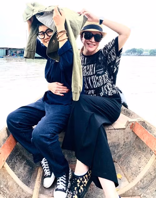 Phương Uyên luôn quan tâm, chăm sóc Thanh Hà từng ly từng tý. Vào tháng 10/2023, khi Thanh Hà phẫu thuật mắt, Phương Uyên luôn túc trực, động viên nửa kia.