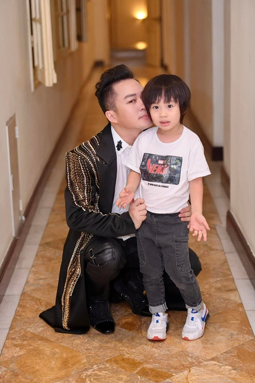 Tùng Dương chia sẻ vợ không chỉ ngại xuất hiện cùng anh ở những sự kiện họp báo hay lên mặt báo cùng anh, mà ngay cả khi chụp ảnh chung cũng đứng cách xa. “Tôi nghĩ, đó là cách thể hiện cá tính của mỗi người và tôi tôn trọng điều đó”, nam ca sĩ cho hay. Ảnh: FBNV.
