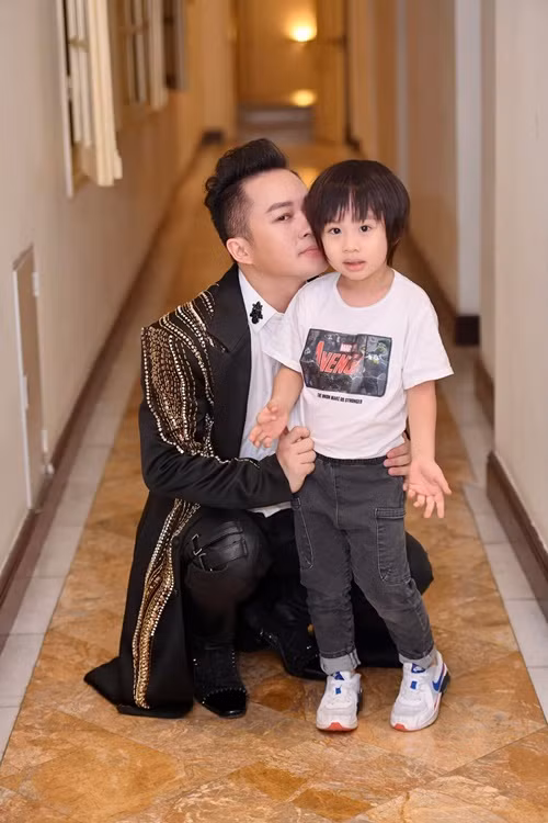 Tùng Dương chia sẻ vợ không chỉ ngại xuất hiện cùng anh ở những sự kiện họp báo hay lên mặt báo cùng anh, mà ngay cả khi chụp ảnh chung cũng đứng cách xa. “Tôi nghĩ, đó là cách thể hiện cá tính của mỗi người và tôi tôn trọng điều đó”, nam ca sĩ cho hay. Ảnh: FBNV.