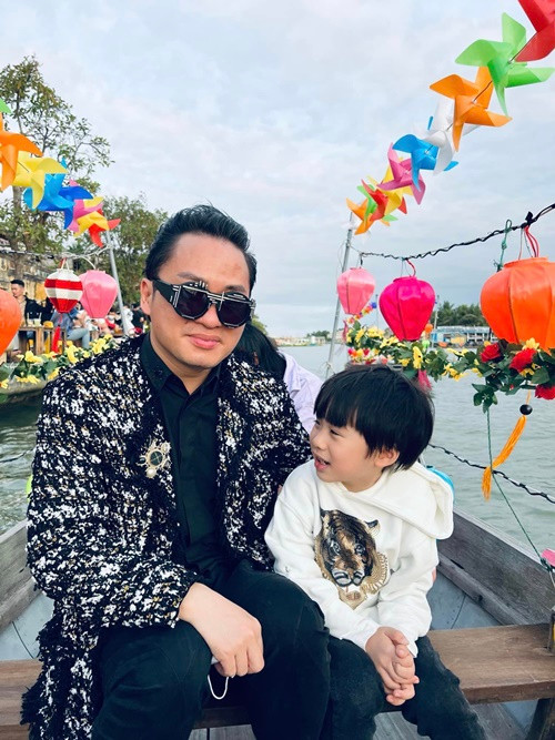 Tùng Dương luôn đối xử bình đẳng, công bằng giữa con riêng và con chung. Vì vậy, con gái riêng của vợ Tùng Dương tự hào về nam ca sĩ. Ảnh: FBNV.