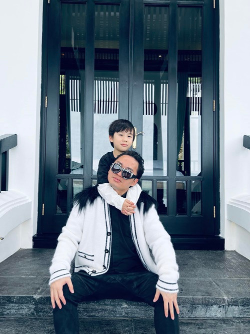 Vợ Tùng Dương là nhà đồng sản xuất, đồng sáng tạo trong các sản phẩm của chồng. Ảnh: FBNV.