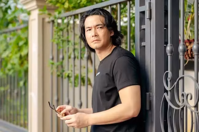 Nhìn lại bản thân, từ nam thần danh tiếng trở thành kẻ nợ nần, Quách Ngọc Ngoan thừa nhận mình là một người đàn ông thất bại. Anh không làm tròn trách nhiệm của một người cha với các con, cũng khiến cha mẹ buồn lòng và lo lắng.