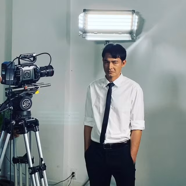 Gần đây, khi tham gia series phim trực tuyến Hùng Long Phong Bá, Quách Ngọc Ngoan mới lộ diện trước công chúng sau 1 năm vỡ nợ. Nam diễn viên cho hay, đến giờ anh vẫn rất vất vả vì chưa xử lý được món nợ "khủng". Trong ảnh là hình Quách Ngọc Ngoan trở lại đóng phim truyền hình sau khi chia tay Phượng Chanel.