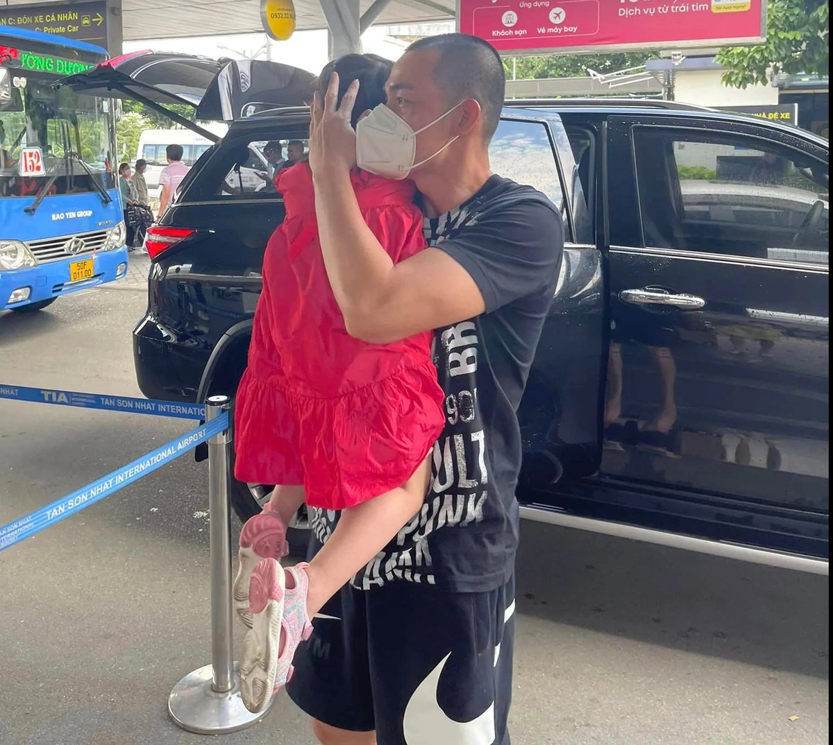 Nam diễn viên lộ rõ cảm xúc hạnh phúc, phấn khởi khi được ôm ấp, bế bổng con gái trên tay. Nhóc tỳ Sumi cực kỳ vui vẻ, quấn quít bên ba và không quên gọi điện về cho mẹ để chia sẻ niềm vui.