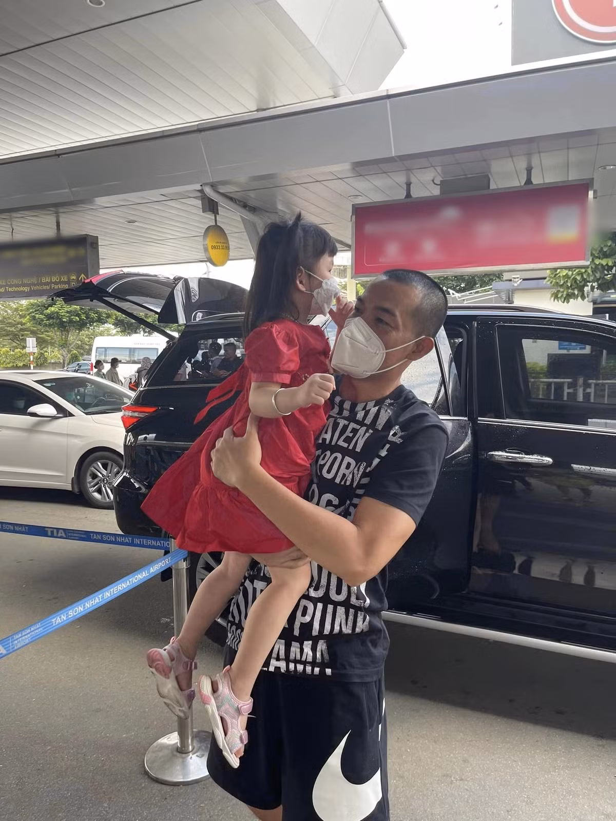 Kể từ khi Quách Ngọc Ngoan thông báo vỡ nợ và tạm thời ở ẩn cách đây hơn 1 năm, đây là lần đầu tiên nam diễn viên xuất hiện bên cạnh con gái cưng.