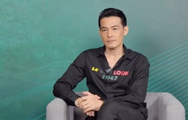 Hơn 1 năm qua, để vượt qua áp lực, mệt mỏi, Quách Ngọc Ngoan đầu tư vào sức khỏe, đến phòng gym. Ngoài ra, các con và cha mẹ già cũng là động lực giúp anh cố gắng. Vì không được gặp con nhiều, nên nam diễn viên trân trọng từng phút được chuyện trò với con. "Khi vui, tôi có thể cười rạng rỡ với con. Còn lúc buồn, tôi không cần cho các con biết. Tôi không muốn chuyện của mình ảnh hưởng con, chỉ muốn lũ trẻ được vui vẻ", anh tâm sự. Quách Ngọc Ngoan bảo sẽ cố gắng bù đắp những thiếu sót của mình cho các con sau này, để các con không hổ thẹn vì bố.