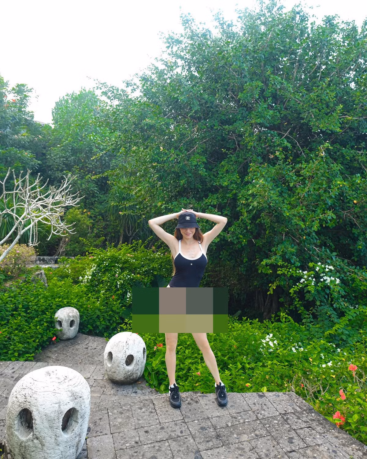 Vóc dáng mẹ 3 con khiến nhiều người ngưỡng mộ. Nhờ việc chăm chỉ tập luyện yoga mà Hồ Ngọc Hà luôn có được thân hình chuẩn bất chấp tuổi tác.