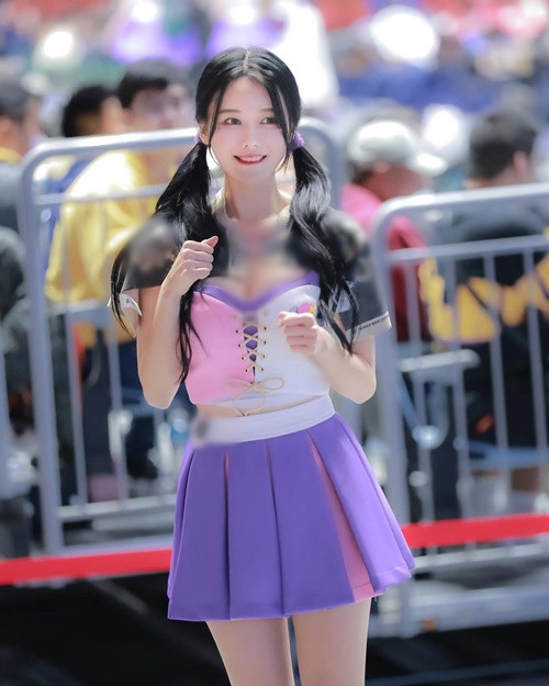 Cô nàng làm cổ động viên cho các đội bóng rổ, bóng chày.