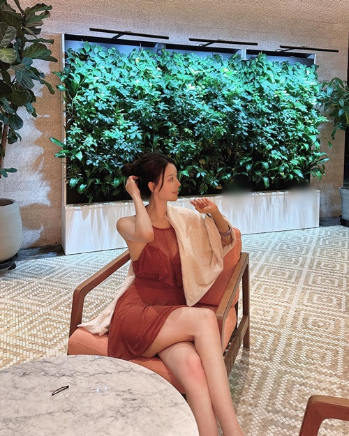 Lee Ayoung yêu thích váy áo thướt tha khi đi du lịch.