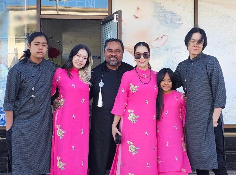 Nữ ca sĩ hải ngoại hạnh phúc bên chồng con ở xứ cờ hoa.