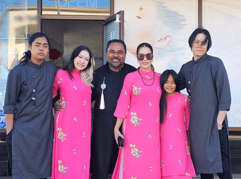 Nữ ca sĩ hải ngoại hạnh phúc bên chồng con ở xứ cờ hoa.