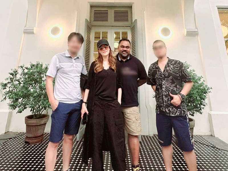 "Theo như lời đồn thì mình bị vợ hủy hôn, vì thế được phép công khai hẹn hò bạn gái mới! Về Hải Phòng để năn nỉ vợ, nhưng chắc do ăn ở nên gặp được em bạn gái mới này, xin giới thiệu với mọi người luôn", Dũng Taylor chia sẻ.