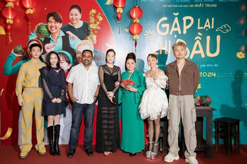 "Chồng nổi đóa, không đồng ý hoãn đám cưới vì gameshow. Tôi phải thuyết phục rất nhiều mới được anh ủng hộ", Dân Trí dẫn lời Thu Phương về phản ứng của Dũng Taylor khi hoãn cưới.