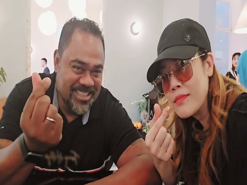 Trên trang cá nhân, ông bầu Dũng Taylor vừa đăng tải clip bên ca sĩ Thu Phương. Trong clip, cả hai cùng phủ nhận tin đồn hủy hôn.