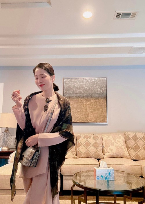 Khi bị một số antifan nhắc lại ảnh kém sắc, ca sĩ Lệ Quyên đáp trả: "Giờ chị mới biết có cả photoshop cho hình thật xấu như thế này em ạ, thường người ta hay sửa đẹp sống ảo hơn. Một cái ảnh dìm hàng lại làm chị vui vì kể cả hình có xấu, ở ngoài đẹp nó "happy" hơn đó em, đời thật mới quan trọng, sợ hình đẹp quá ngoài nhận không ra mới chết dở".