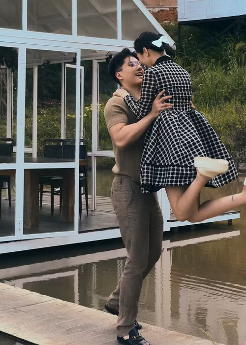 "Nữ hoàng phòng trà" nhắn nhủ bạn trai kém 12 tuổi: "Món quà của anh làm em hạnh phúc lắm vì em biết đây là điều tốt nhất có thể anh dành cho em rồi, mà không cần đắt đỏ thế đâu, hết cả cái hợp đồng check in quảng cáo của anh còn gì. Nhưng thật ra em rất thích”.