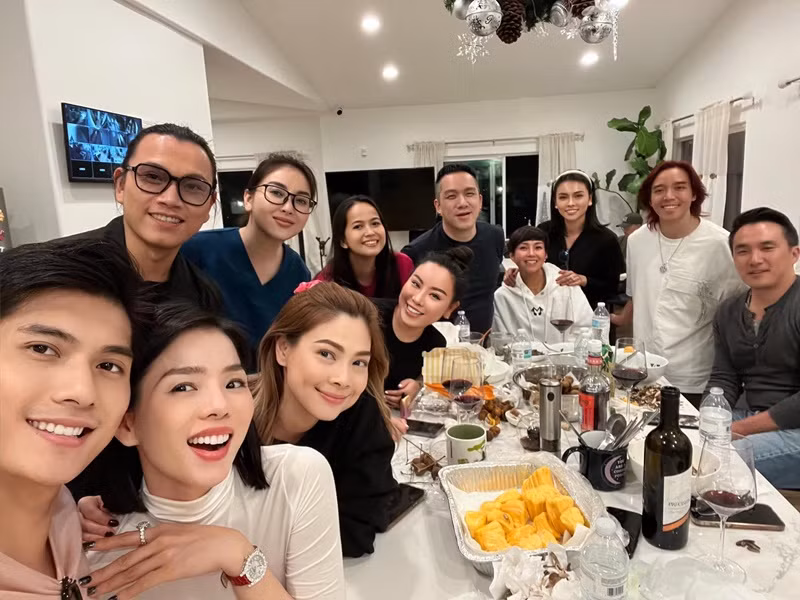 Đôi uyên ương trở thành tâm điểm mỗi khi xuất hiện.