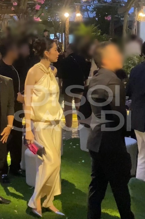 Nàng hậu đi giày thấp, mặc trang phục rộng khi đi ăn cưới. Ảnh: Đời Sống Pháp Luật.