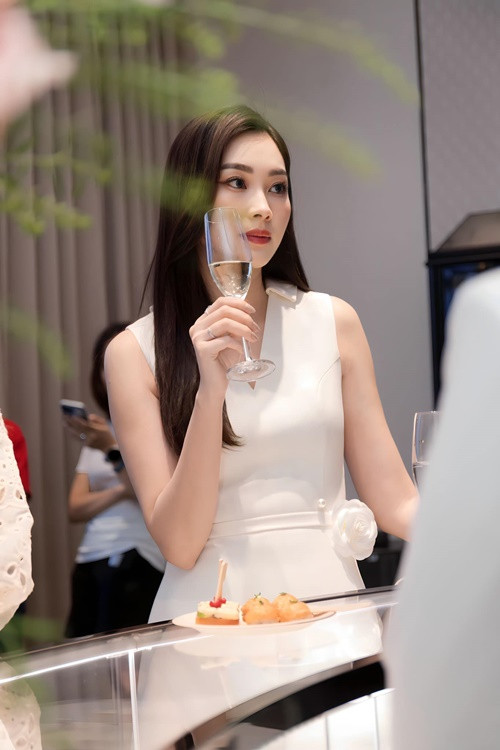 Sau tin đồn bầu bí, Thu Thảo thoải mái khoe vòng hai. Ảnh: FBNV.