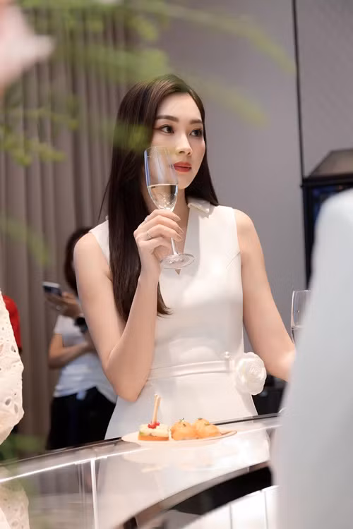 Sau tin đồn bầu bí, Thu Thảo thoải mái khoe vòng hai. Ảnh: FBNV.