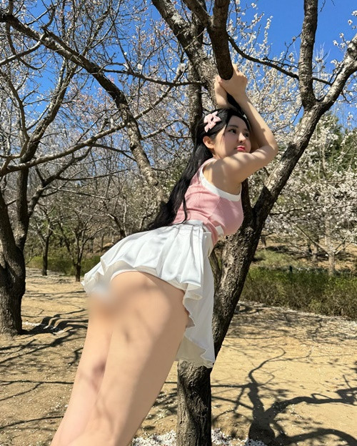 Mới đây, trên trang cá nhân Instgram, hot girl Lệ Phi đăng tải hình ảnh đi ngắm hoa. Cô nàng mặc trang phục ngắn cũn cỡn. Đặc biệt, hot girl người Trung Quốc tạo dáng khoe vòng ba phản cảm.