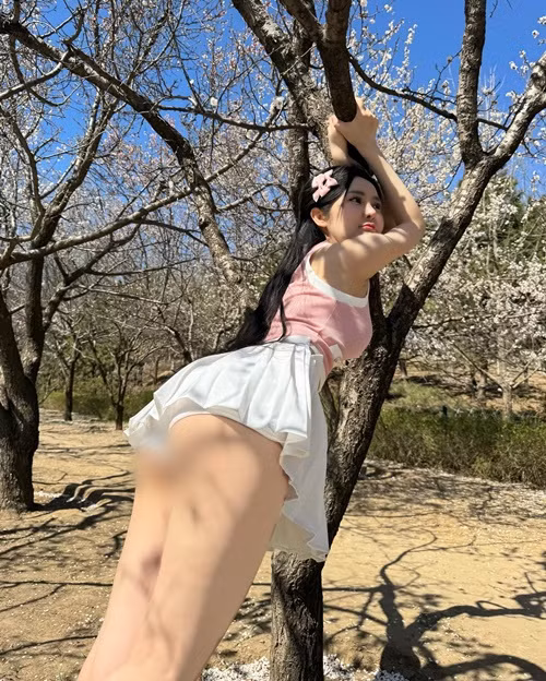 Mới đây, trên trang cá nhân Instgram, hot girl Lệ Phi đăng tải hình ảnh đi ngắm hoa. Cô nàng mặc trang phục ngắn cũn cỡn. Đặc biệt, hot girl người Trung Quốc tạo dáng khoe vòng ba phản cảm.