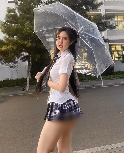 Lệ Phi lộ một phần vòng ba khi diện váy ngắn ra đường.