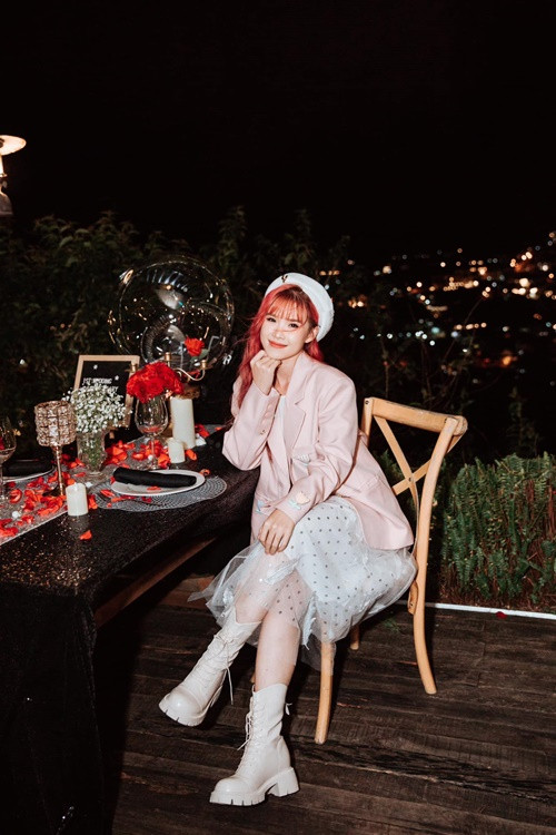 Nhiều fan lo lắng khi Khởi My thường xuyên nhuộm tóc. Cô giải thích: "Cứ mỗi lần nghe tôi nhuộm tóc là thế nào cũng có bình luận sợ tôi rụng tóc. Không có đâu mọi người ơi, tóc Khởi My ngày càng nhiều, giờ tiệm làm tóc chê hao thuốc quá. Biết cách chăm và tìm được chỗ nhuộm xịn thì cứ yên tâm lên màu nha".