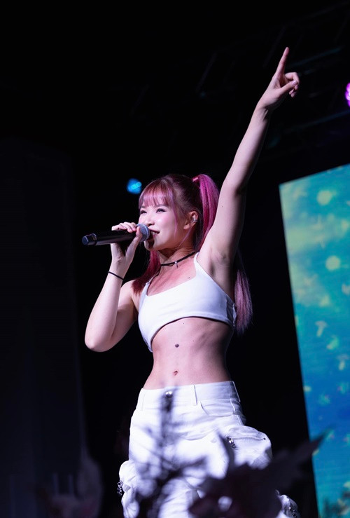 Khởi My kiên trì để tóc dài, nhuộm màu nổi bật.