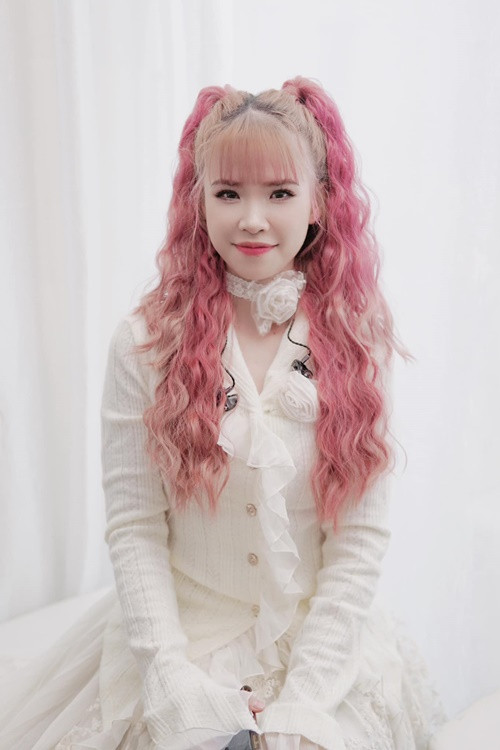 Nữ ca sĩ trông trẻ hơn tuổi thật nhờ mái tóc.