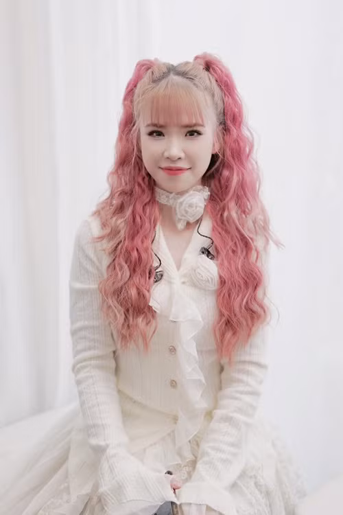 Nữ ca sĩ trông trẻ hơn tuổi thật nhờ mái tóc.