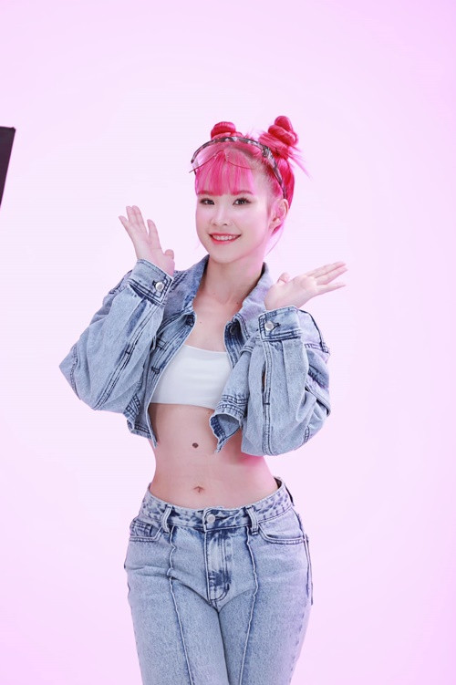 Nữ ca sĩ có body chuẩn, đặc biệt là vòng eo không chút mỡ thừa.