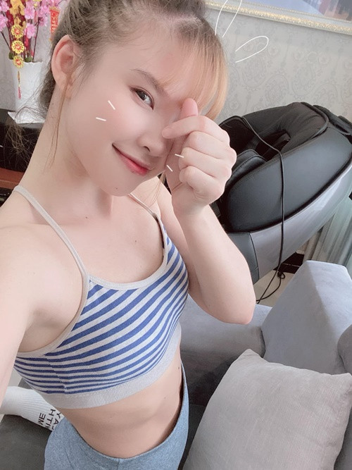 Để giữ vóc dáng thon gọn, bà xã Kelvin Khánh chăm chỉ tập luyện cộng với chế độ ăn uống khắc nghiệt.