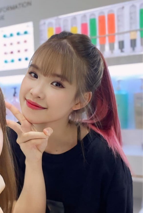 Trên trang cá nhân, nữ ca sĩ Khởi My chia sẻ hình ảnh bên một người bạn. Cô viết: "Những thánh sinh 89-90 mà suốt ngày cứ nghĩ mình mới 16 tuổi".