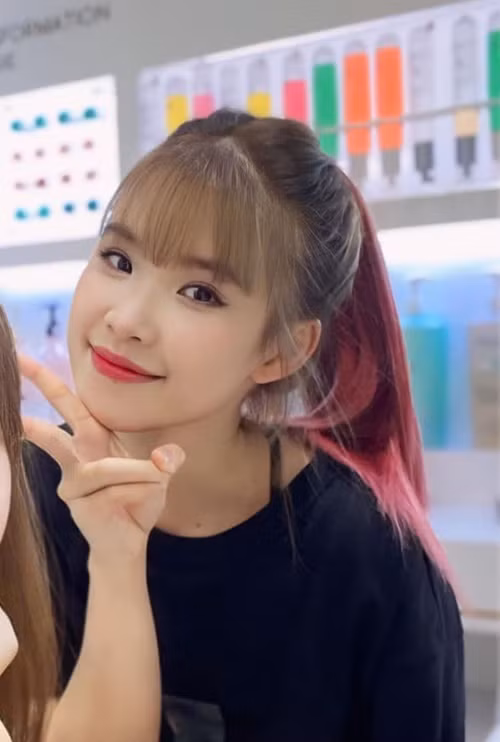 Trên trang cá nhân, nữ ca sĩ Khởi My chia sẻ hình ảnh bên một người bạn. Cô viết: "Những thánh sinh 89-90 mà suốt ngày cứ nghĩ mình mới 16 tuổi".