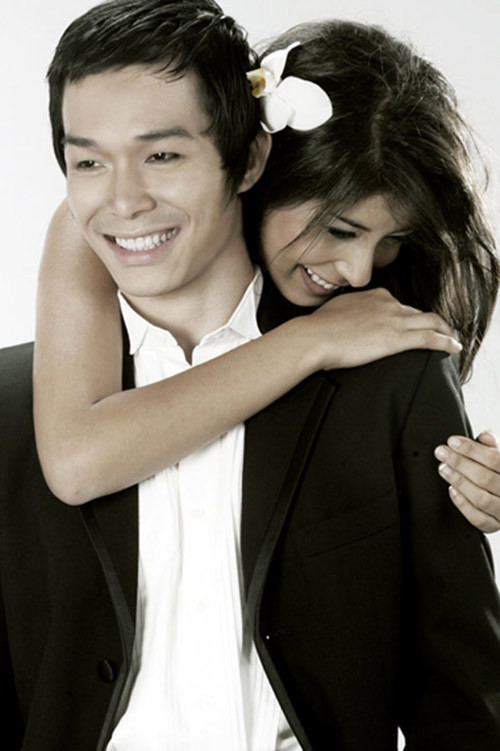 Theo Mask, Nathan Lee và bạn gái người Hy Lạp gốc Việt quen nhau khi cùng làm chung trong công ty người mẫu. “Tôi vốn dĩ không tin vào tình yêu sét đánh nhưng ngay từ lần đầu gặp gỡ tôi đã trúng tiếng sét với người ấy”, nam ca sĩ cho hay. Ảnh: Khám Phá.