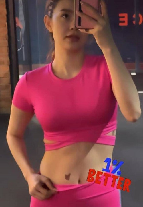 Ngoài ảnh bikini, Minh Hằng còn đăng tải hình ảnh diện đồ tập khoe vòng eo phẳng lỳ, săn chắc.